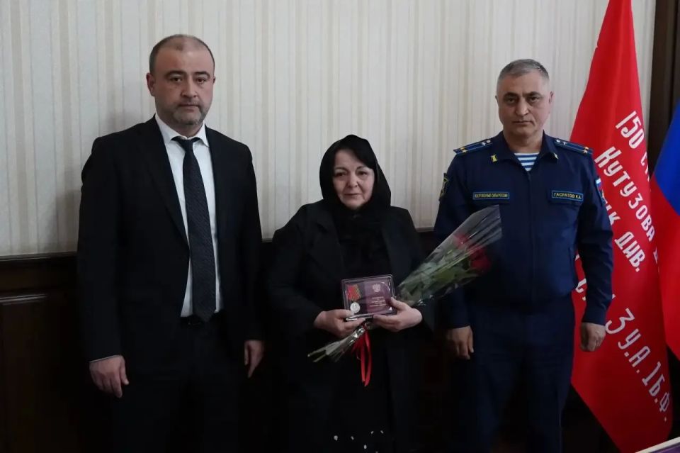Сегодня в администрации Дербента состоялась церемония вручения государственных наград родственникам военнослужащих, погибших в зоне специальной военной операции Сегодня в администрации Дербента состоялась церемония вручения государственных наград родственникам военнослужащих, погибших в зоне специальной военной операции