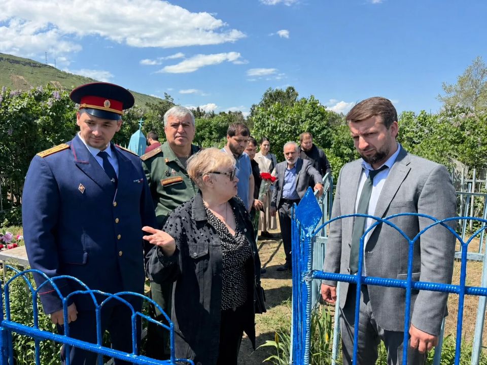 Сотрудники следственного управления приняли участие в церемонии возложения цветов к памятнику Героя Советского Союза Сотрудники следственного управления приняли участие в церемонии возложения цветов к памятнику Героя Советского Союза