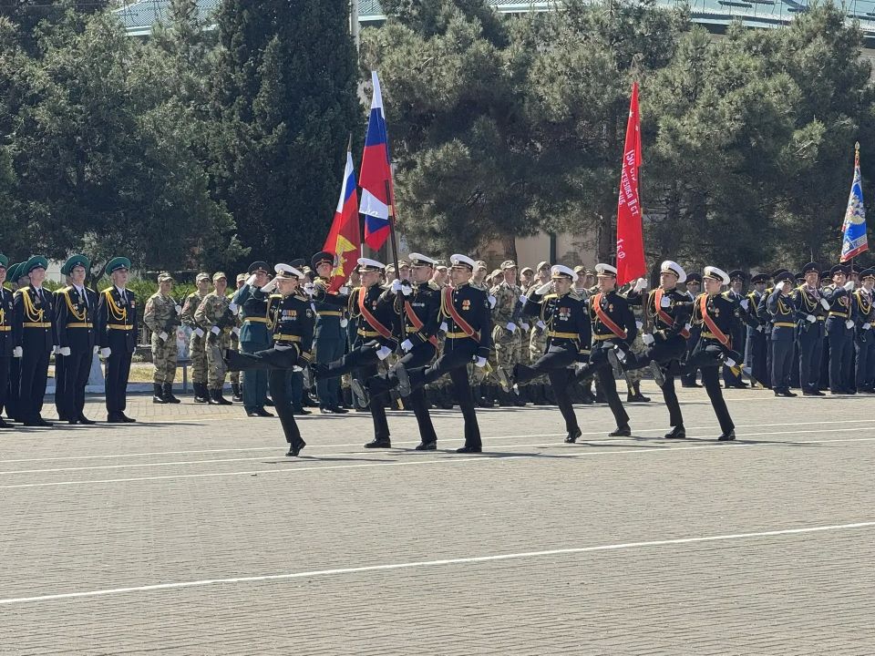 В Каспийске во время репетиции Парада Победы прошла республиканская акция «Знамя Победы» В Каспийске во время репетиции Парада Победы прошла республиканская акция «Знамя Победы»