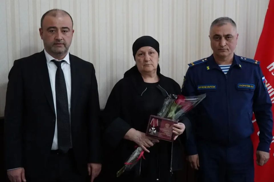 Сегодня в администрации Дербента состоялась церемония вручения государственных наград родственникам военнослужащих, погибших в зоне специальной военной операции Сегодня в администрации Дербента состоялась церемония вручения государственных наград родственникам военнослужащих, погибших в зоне специальной военной операции