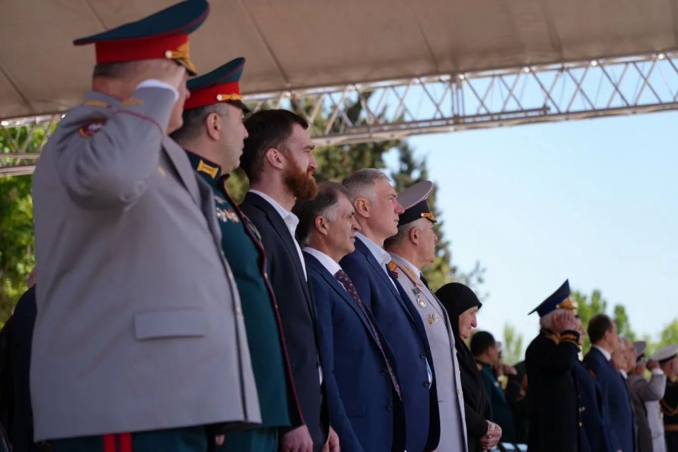Масштабная республиканская акция «Знамя Победы» прошла на площади Каспийска Масштабная республиканская акция «Знамя Победы» прошла на площади Каспийска