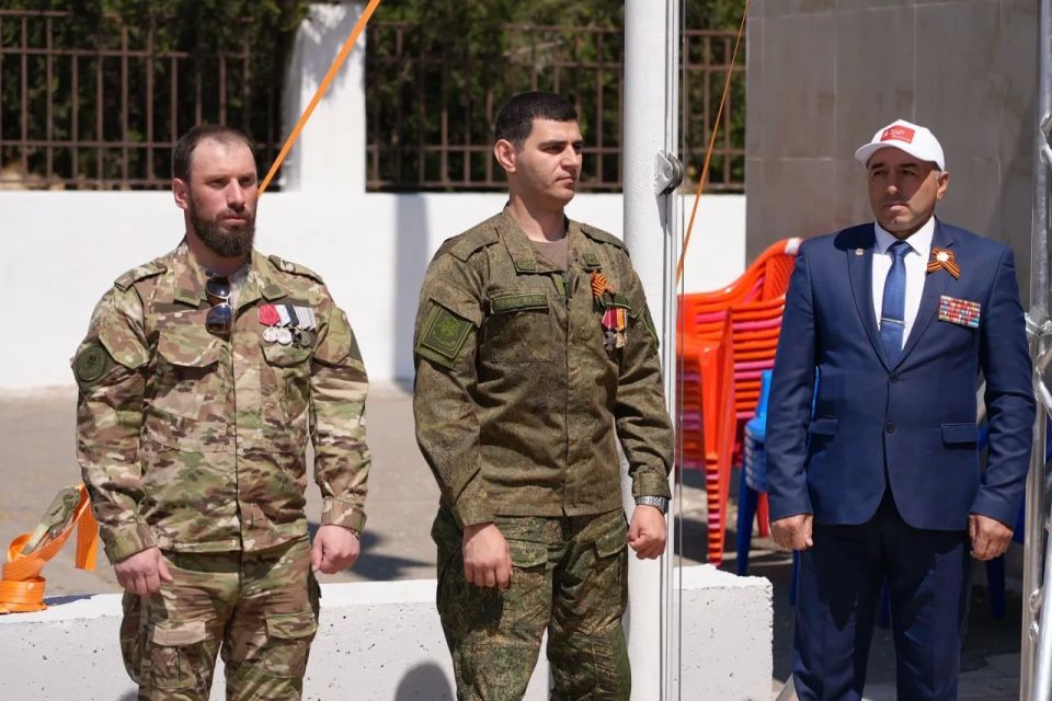 Масштабная республиканская акция «Знамя Победы» прошла на площади Каспийска Масштабная республиканская акция «Знамя Победы» прошла на площади Каспийска