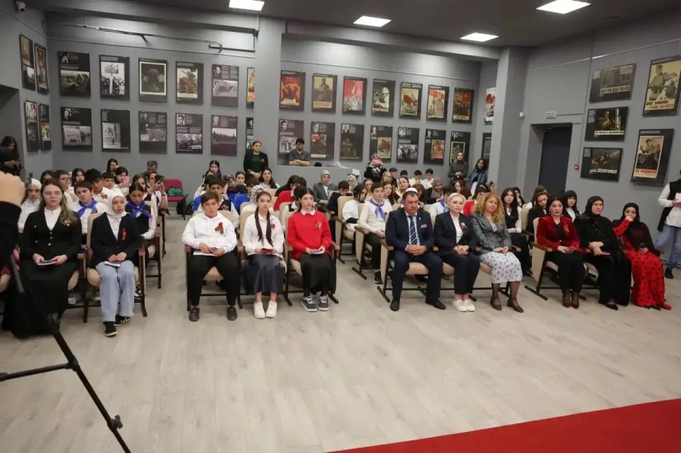 Елена Павлюченко вручила паспорта юным дагестанцам Елена Павлюченко вручила паспорта юным дагестанцам
