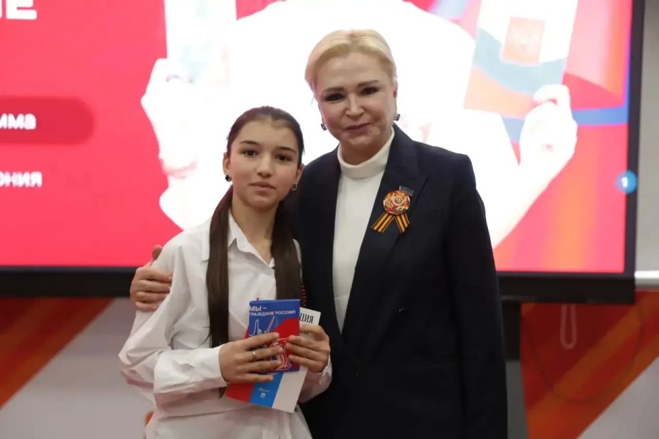 Елена Павлюченко вручила паспорта юным дагестанцам Елена Павлюченко вручила паспорта юным дагестанцам