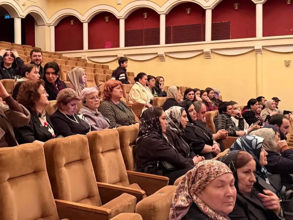 Абдулла Магомедов организовал бесплатный поход в театр для семей участников СВО Абдулла Магомедов организовал бесплатный поход в театр для семей участников СВО