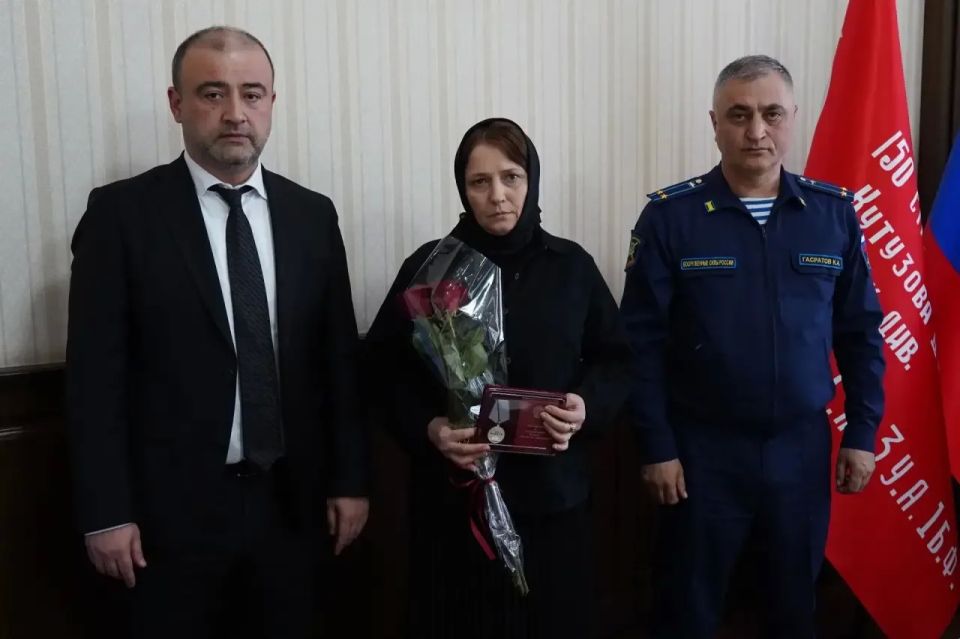 Сегодня в администрации Дербента состоялась церемония вручения государственных наград родственникам военнослужащих, погибших в зоне специальной военной операции Сегодня в администрации Дербента состоялась церемония вручения государственных наград родственникам военнослужащих, погибших в зоне специальной военной операции