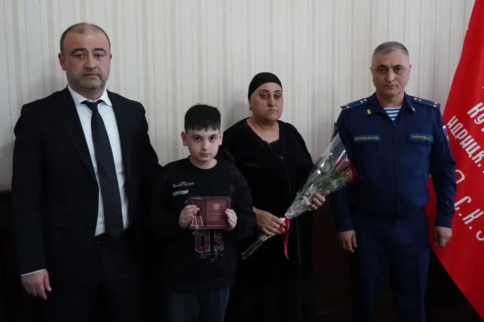 Сегодня в администрации Дербента состоялась церемония вручения государственных наград родственникам военнослужащих, погибших в зоне специальной военной операции Сегодня в администрации Дербента состоялась церемония вручения государственных наград родственникам военнослужащих, погибших в зоне специальной военной операции