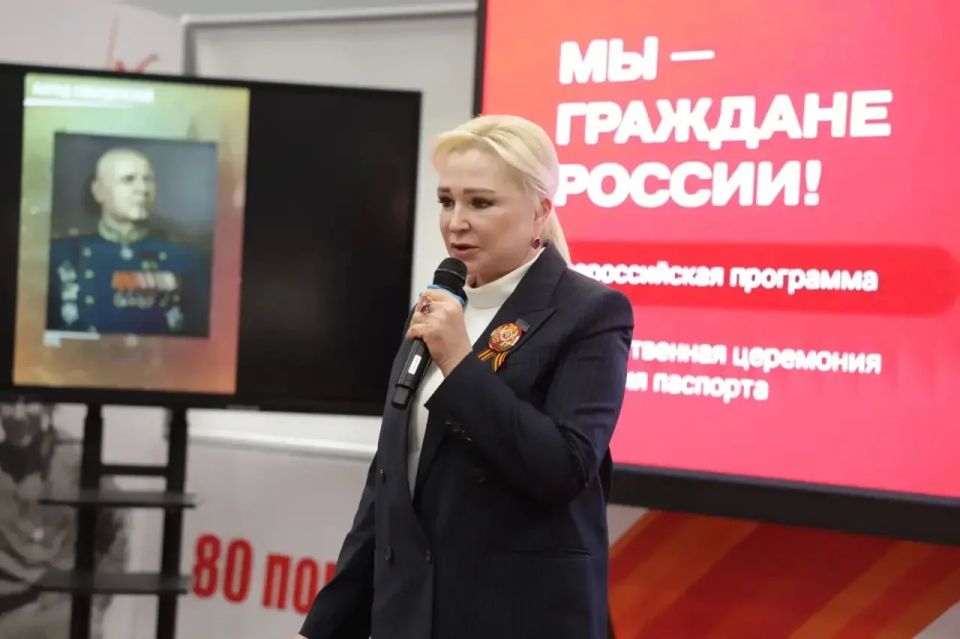 Елена Павлюченко вручила паспорта юным дагестанцам