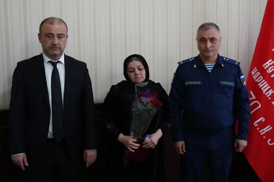 Сегодня в администрации Дербента состоялась церемония вручения государственных наград родственникам военнослужащих, погибших в зоне специальной военной операции Сегодня в администрации Дербента состоялась церемония вручения государственных наград родственникам военнослужащих, погибших в зоне специальной военной операции