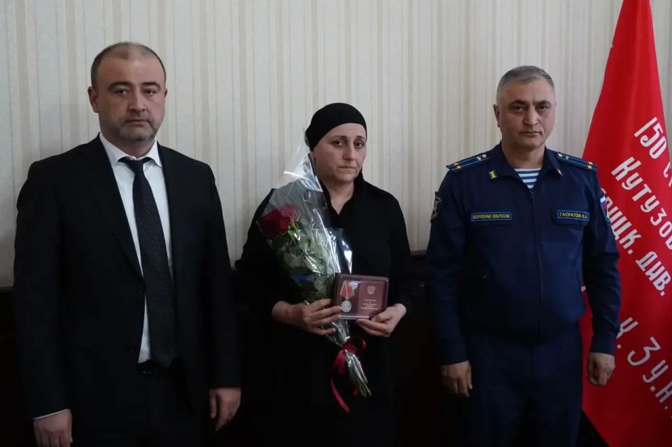 Сегодня в администрации Дербента состоялась церемония вручения государственных наград родственникам военнослужащих, погибших в зоне специальной военной операции Сегодня в администрации Дербента состоялась церемония вручения государственных наград родственникам военнослужащих, погибших в зоне специальной военной операции
