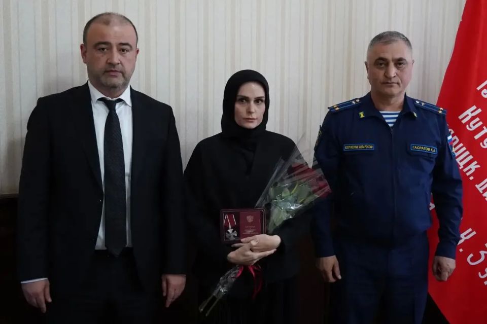 Сегодня в администрации Дербента состоялась церемония вручения государственных наград родственникам военнослужащих, погибших в зоне специальной военной операции Сегодня в администрации Дербента состоялась церемония вручения государственных наград родственникам военнослужащих, погибших в зоне специальной военной операции