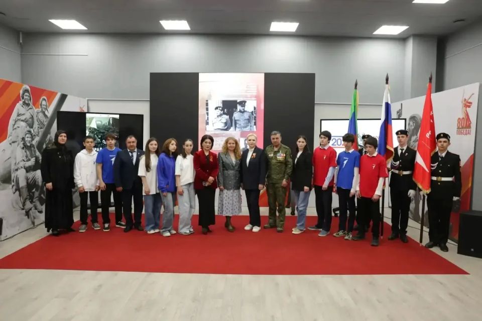 Елена Павлюченко вручила паспорта юным дагестанцам Елена Павлюченко вручила паспорта юным дагестанцам