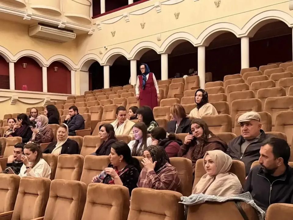 Абдулла Магомедов организовал бесплатный поход в театр для семей участников СВО Абдулла Магомедов организовал бесплатный поход в театр для семей участников СВО