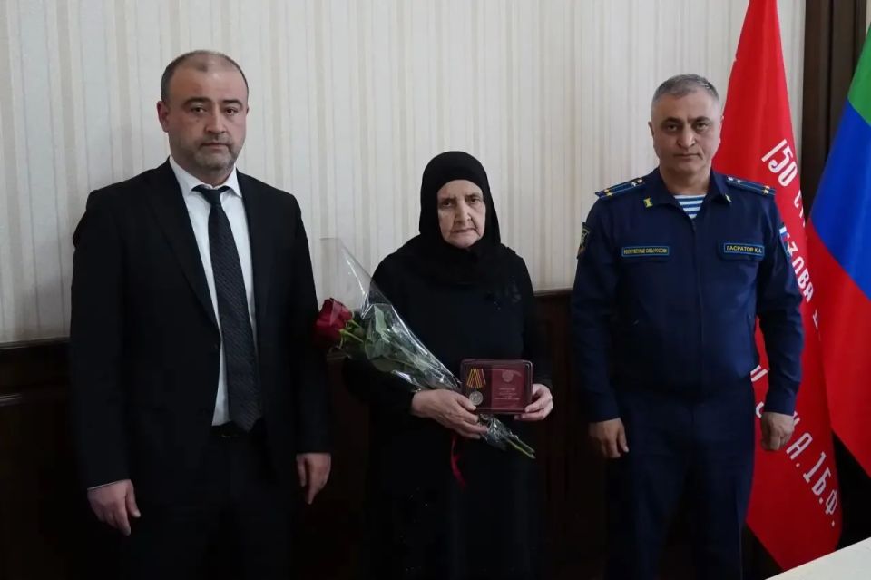 Сегодня в администрации Дербента состоялась церемония вручения государственных наград родственникам военнослужащих, погибших в зоне специальной военной операции Сегодня в администрации Дербента состоялась церемония вручения государственных наград родственникам военнослужащих, погибших в зоне специальной военной операции