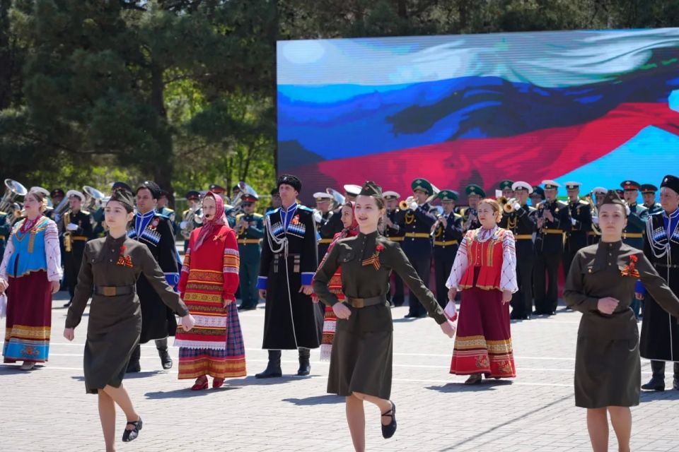 Масштабная республиканская акция «Знамя Победы» прошла на площади Каспийска Масштабная республиканская акция «Знамя Победы» прошла на площади Каспийска