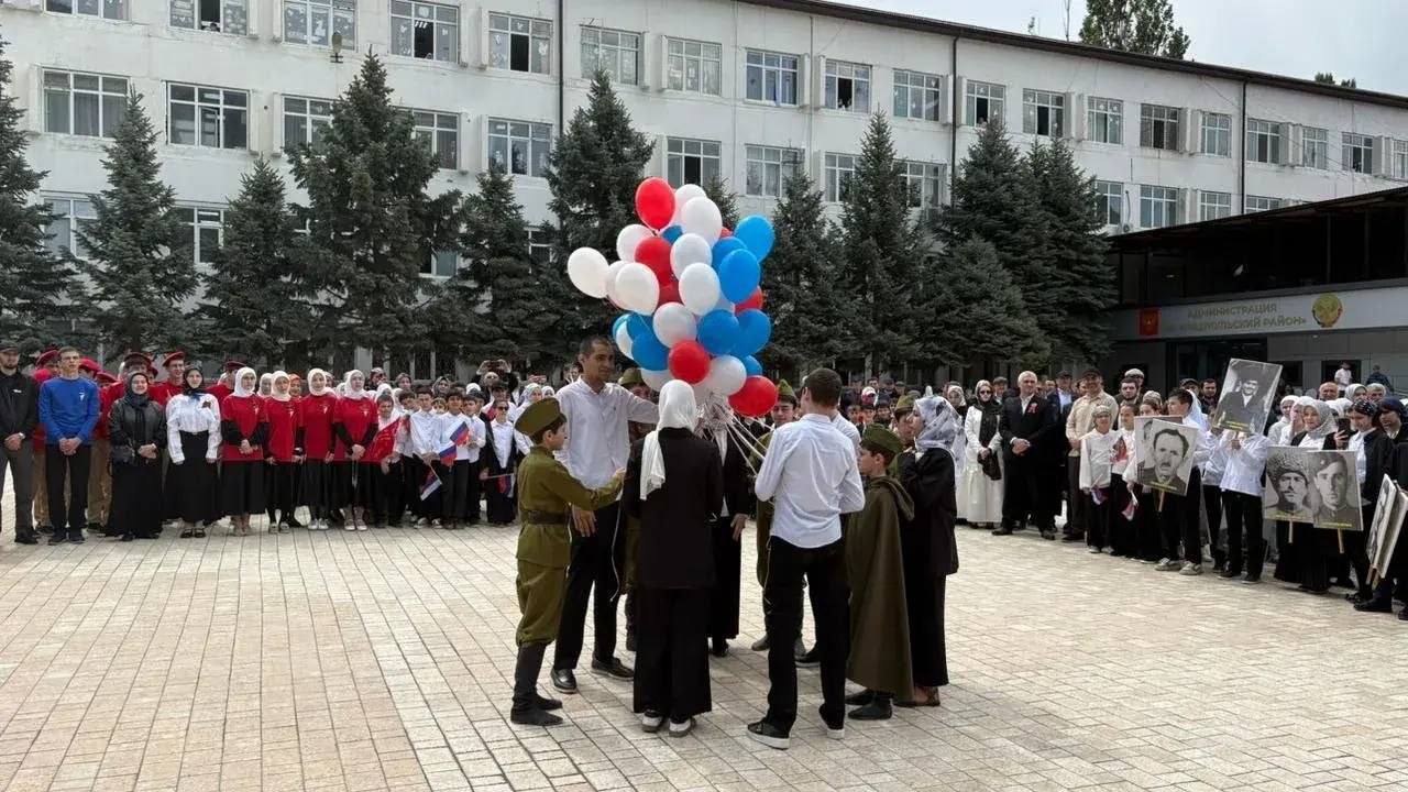 Сегодня, 9 мая, вся страна отмечает великий праздник — 81-ю годовщину Победы в Великой Отечественной войне Сегодня, 9 мая, вся страна отмечает великий праздник — 81-ю годовщину Победы в Великой Отечественной войне