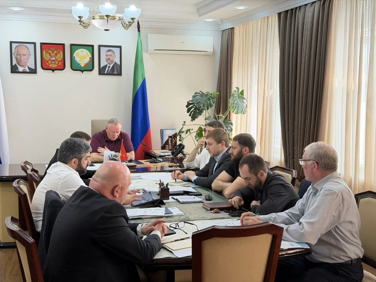 Глава города Каспийска Борис Гонцов провел еженедельное совещание с руководителями городских управлений и отделов, на котором было рассмотрено 24 вопроса
