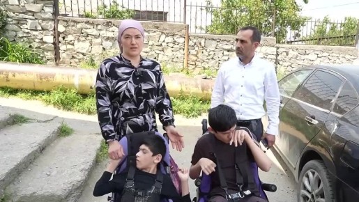 В Махачкале по обращению матери двух детей с ограниченными возможностями здоровья установили пандус
