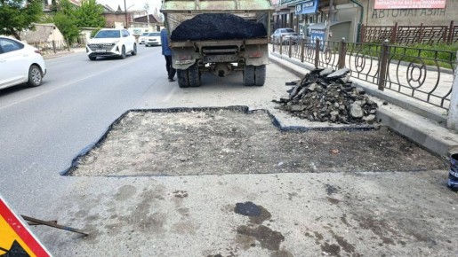 В Хасавюрте продолжаются работы по ямочному ремонту дорог
