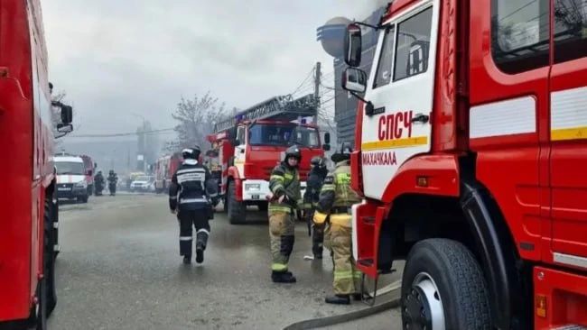 В поселке Караман тушат пожар на крыше многоэтажного дома
