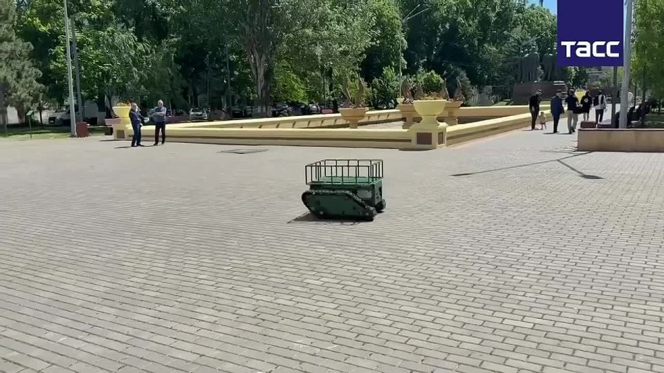 "Черномортранснефть" передала руководству Дагестана пять самоходных электрических тележек собственного производства для последующей отправки в зону проведения СВО, передает корреспондент ТАСС