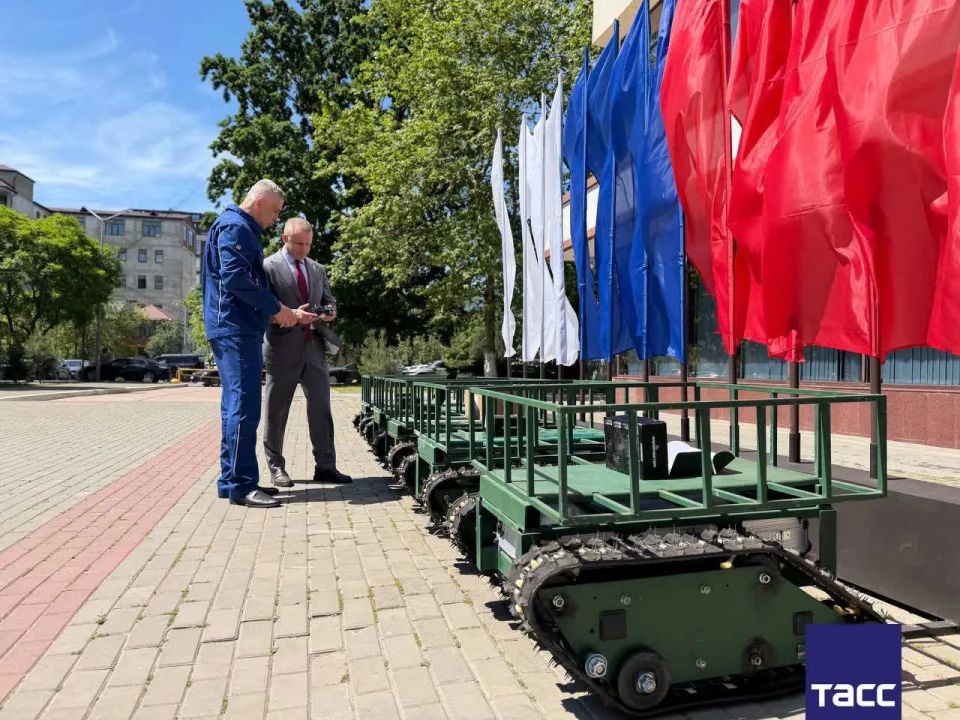 "Черномортранснефть" передала руководству Дагестана пять самоходных электрических тележек собственного производства для последующей отправки в зону проведения СВО, передает корреспондент ТАСС "Черномортранснефть" передала руководству Дагестана пять самоходных электрических тележек собственного производства для последующей отправки в зону проведения СВО, передает корреспондент ТАСС