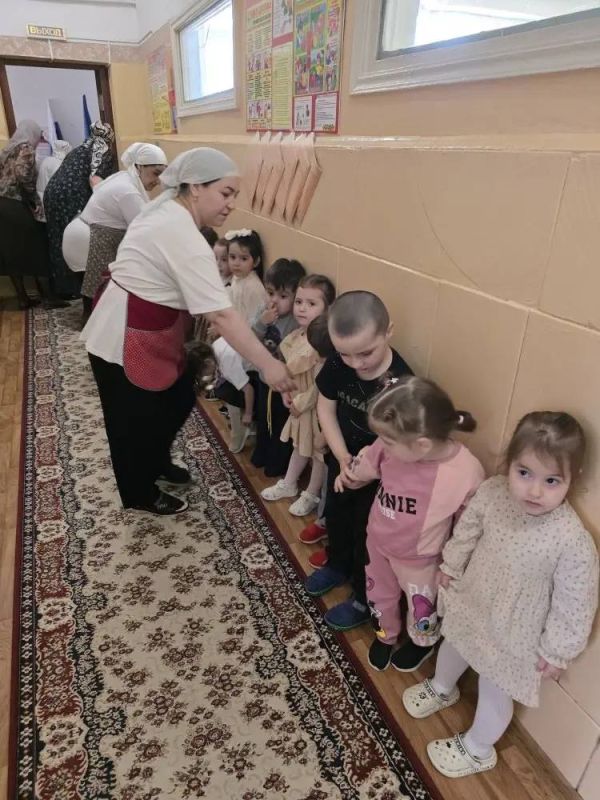 Сегодня в МБДОУ детский сад №25 «Джейран» и №26 «Родничок»специалистами Управления по делам ГО и ЧС г. Каспийск совместно с сотрудниками Аппарата АТК города и Росгвардии были проведены учебные тренировки по действиям... Сегодня в МБДОУ детский сад №25 «Джейран» и №26 «Родничок»специалистами Управления по делам ГО и ЧС г. Каспийск совместно с сотрудниками Аппарата АТК города и Росгвардии были проведены учебные тренировки по действиям...