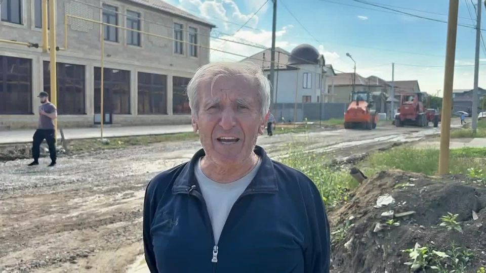 На улице Облачной в микрорайоне ДОСААФ ведутся дорожные работы: подсыпка песчано-гравийной смеси призвана улучшить состояние проезжей части