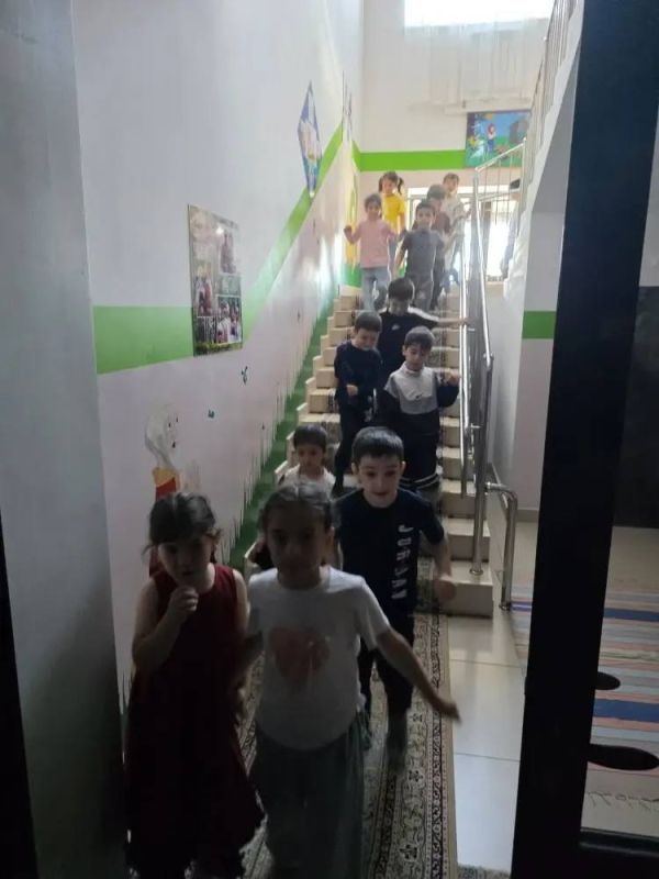 Сегодня в МБДОУ детский сад №25 «Джейран» и №26 «Родничок»специалистами Управления по делам ГО и ЧС г. Каспийск совместно с сотрудниками Аппарата АТК города и Росгвардии были проведены учебные тренировки по действиям... Сегодня в МБДОУ детский сад №25 «Джейран» и №26 «Родничок»специалистами Управления по делам ГО и ЧС г. Каспийск совместно с сотрудниками Аппарата АТК города и Росгвардии были проведены учебные тренировки по действиям...