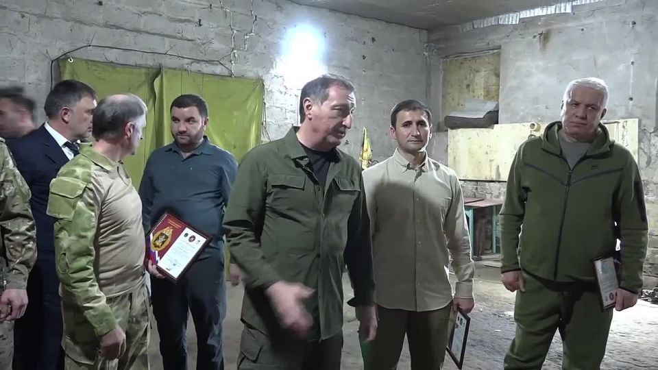 Делегация парламента Дагестана во главе со спикером доставила гумпомощь военнослужащим на передовой