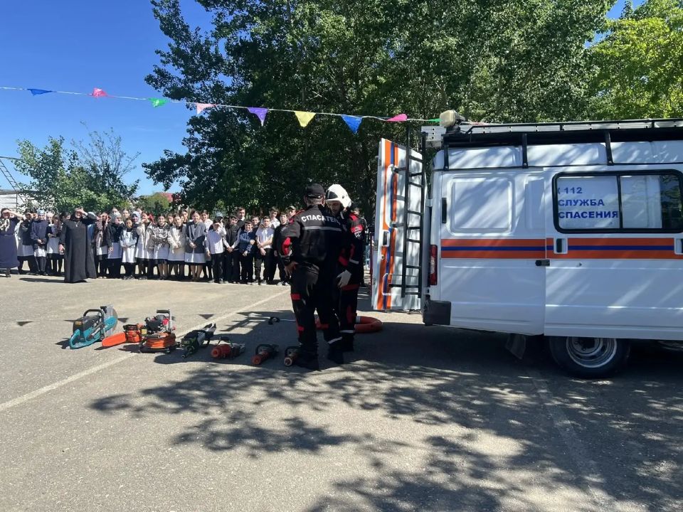 Безопасное лето: Спасатели учат детей правилам поведения на воде и не только Безопасное лето: Спасатели учат детей правилам поведения на воде и не только