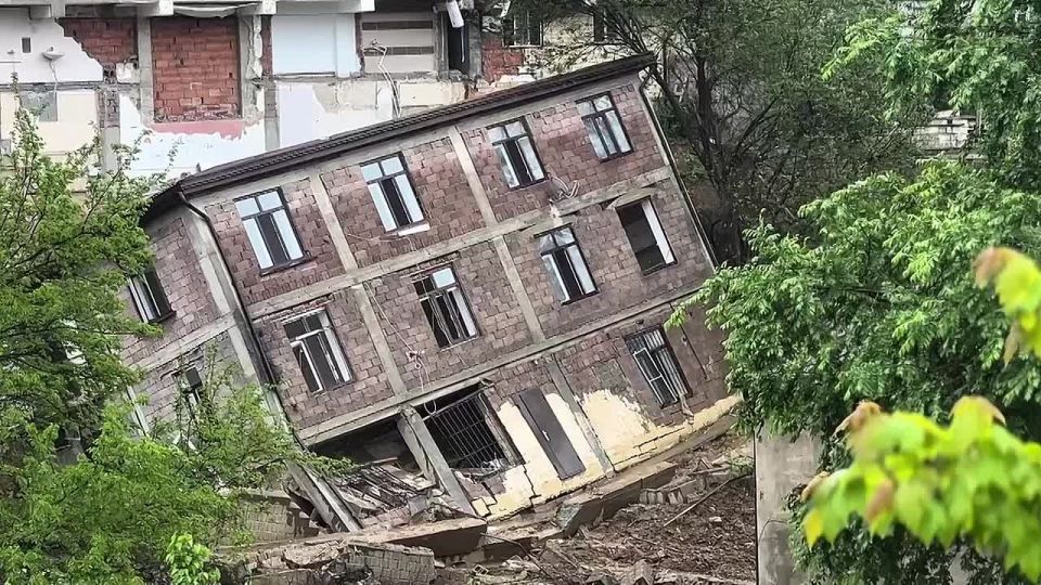 Врио главы Дагестана Федор Щукин, глава МЧС России Александр Куренков и премьер-министр республики Магомед Рамазанов сегодня выехали на место обрушения дома на улице Айвазовского (Перова) в Махачкале