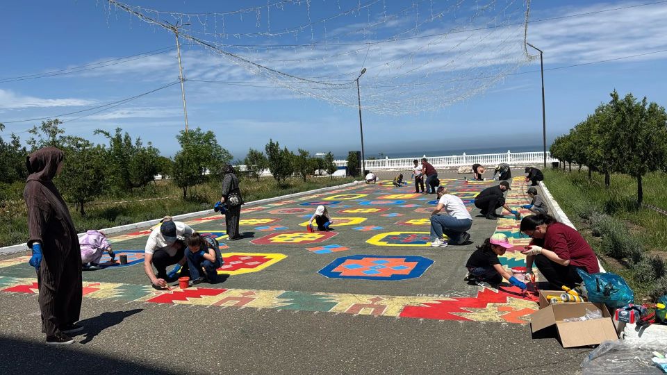 На городской набережной кипит работа! На городской набережной кипит работа!