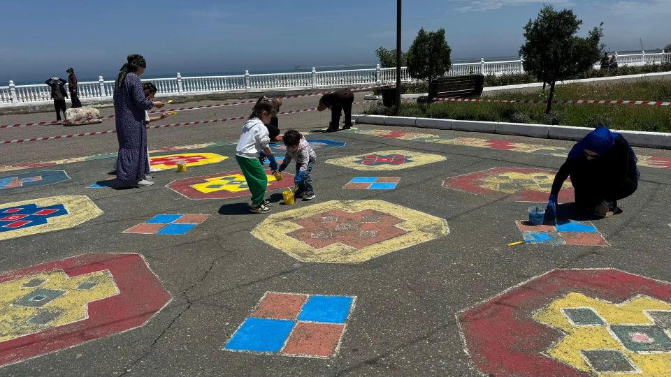 На городской набережной кипит работа! На городской набережной кипит работа!