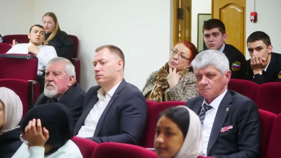 Русский язык как основа единства: в Махачкале обсудили роль русской интеллигенции в развитии Дагестана Русский язык как основа единства: в Махачкале обсудили роль русской интеллигенции в развитии Дагестана