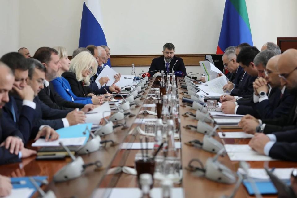 Под руководством премьер-министра Магомеда Рамазанова проходит заседание президиума по стратегическому развитию