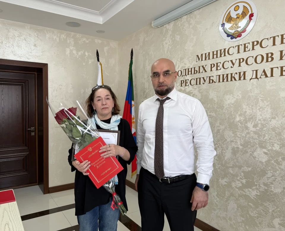 В преддверии празднования Дня эколога врио министра природных ресурсов и экологии РД Ратмир Расулов объявил представителям республиканских СМИ и ЦУР РД благодарности за сотрудничество и информационную поддержку ведомства В преддверии празднования Дня эколога врио министра природных ресурсов и экологии РД Ратмир Расулов объявил представителям республиканских СМИ и ЦУР РД благодарности за сотрудничество и информационную поддержку ведомства