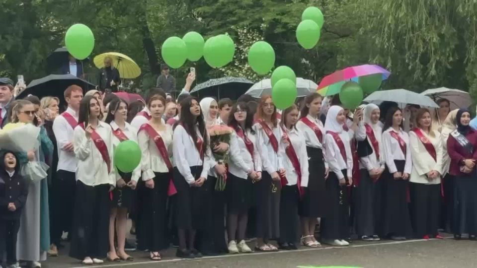 Заместитель главы Махачкалы поздравил выпускников гимназии № 7 с последним звонком