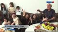 Пока одни спешат в мечеть на праздничную молитву, женщины дома уже накрывают щедрые столы