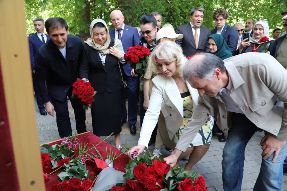 Мемориальную плиту народному писателю Республики Дагестан Мусе Магомедову открыли в Махачкале Мемориальную плиту народному писателю Республики Дагестан Мусе Магомедову открыли в Махачкале
