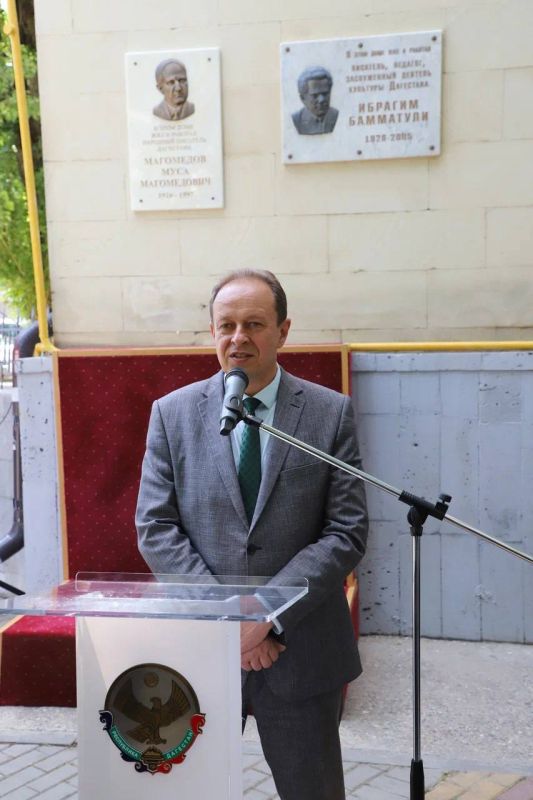 Мемориальную плиту народному писателю Республики Дагестан Мусе Магомедову открыли в Махачкале Мемориальную плиту народному писателю Республики Дагестан Мусе Магомедову открыли в Махачкале