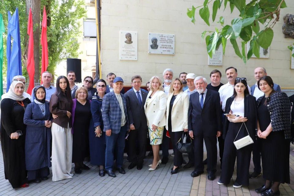 Мемориальную плиту народному писателю Республики Дагестан Мусе Магомедову открыли в Махачкале Мемориальную плиту народному писателю Республики Дагестан Мусе Магомедову открыли в Махачкале