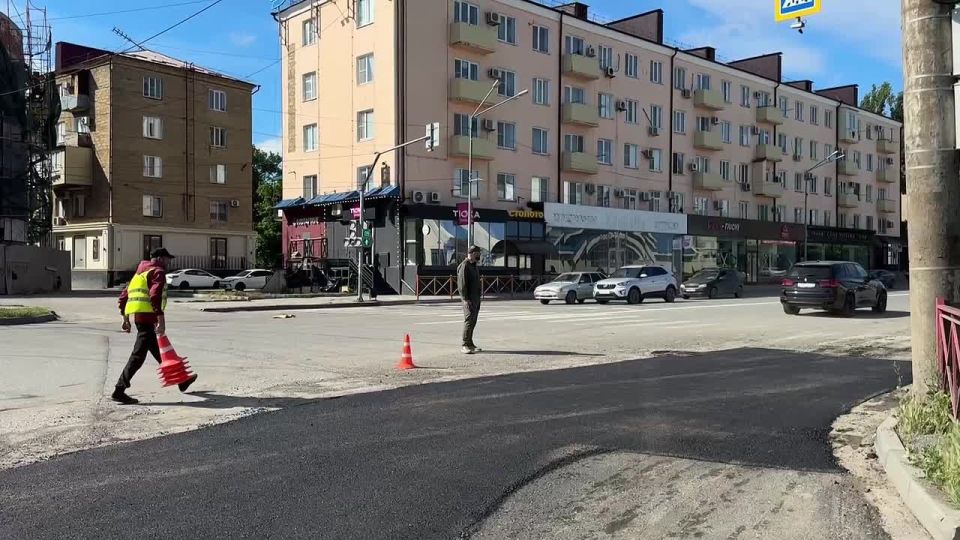 Одна из локаций, где сегодня обновляют покрытие, — это пересечение проспекта Шамиля и улицы Ярагского
