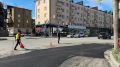Одна из локаций, где сегодня обновляют покрытие, — это пересечение проспекта Шамиля и улицы Ярагского