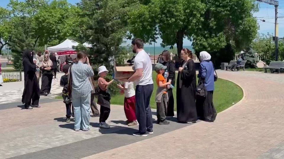 В парке им. С. Стальского работники Управления торговли, рекламы и потребительских услуг раздают вкусное, сладкое мороженое детишкам и их родителям