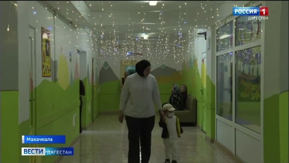 Председатель парламента Дагестана Заур Аскендеров в День защиты детей навестил маленьких пациентов отделения онкогематологии Детской республиканской больницы