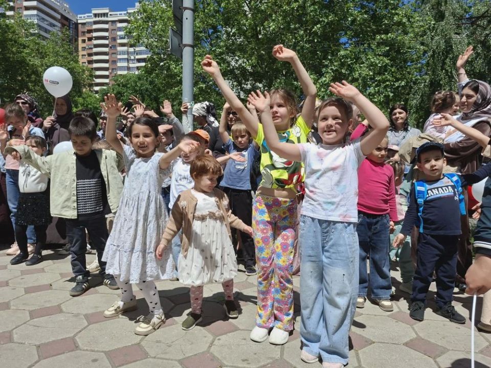 В Международный день защиты детей Дагестанский государственный театр кукол провел для юных дагестанцев развлекательно-познавательную программу В Международный день защиты детей Дагестанский государственный театр кукол провел для юных дагестанцев развлекательно-познавательную программу