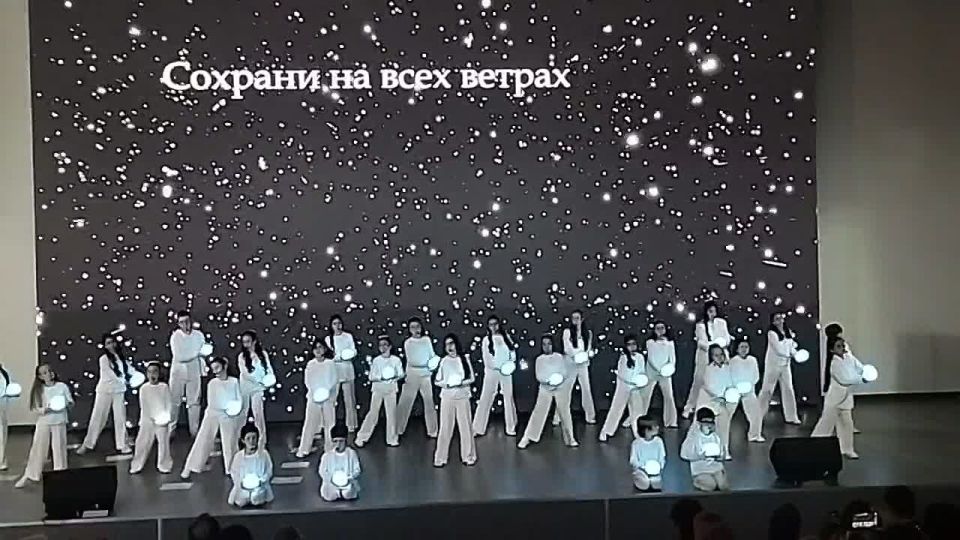 Театрально-музыкальная постановка "Взгляд изнутри: Борьба за жизнь" на открытии благотворительной фотовыставки