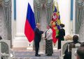 Президент России Владимир Путин в Кремле вручил орден «Мать-героиня» Бурлият Меджидовой, матери 12 детей из Дербента