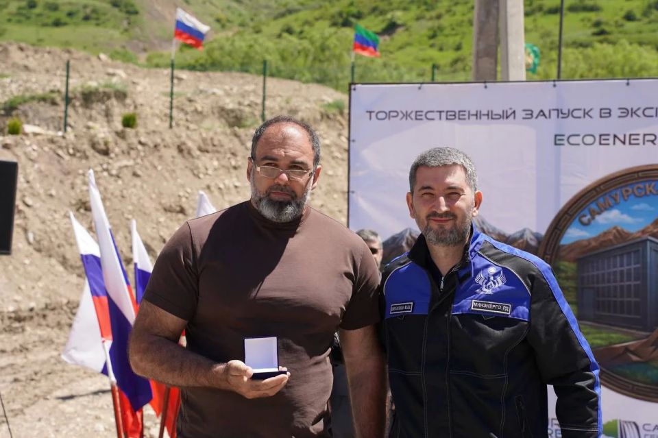 На торжественной церемонии в Докузпаринском районе отличившимся сотрудникам энергетической отрасли вручены медали На торжественной церемонии в Докузпаринском районе отличившимся сотрудникам энергетической отрасли вручены медали